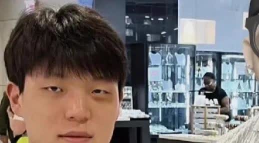 NBA第一天就挂彩！杨瀚森顶着熊猫眼继续跑战术，像没事人。开拓者