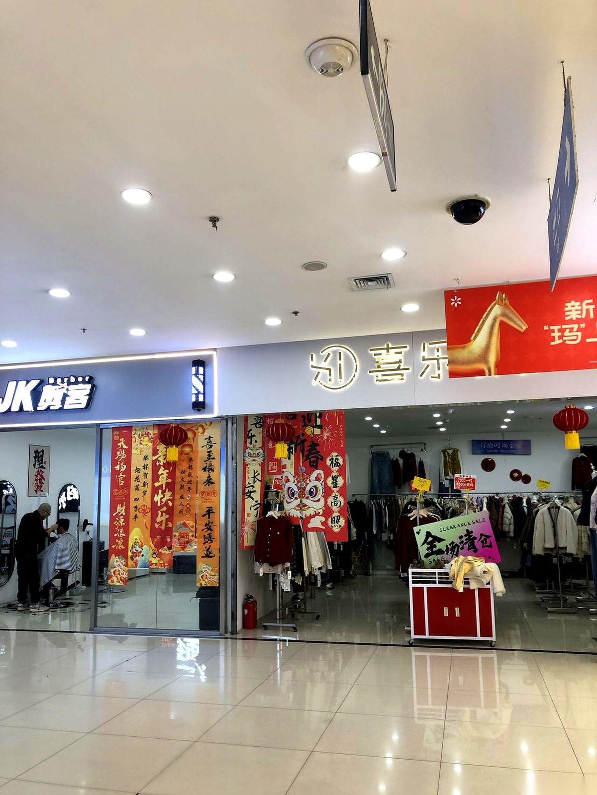 手机上弹出补习班的缴费链接，五科，一对一。一个高三妈妈眼睛都没眨，点了支付，看着