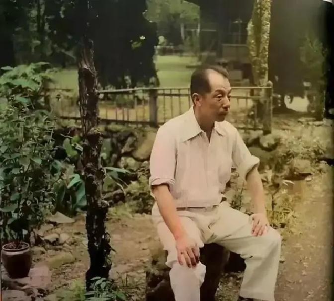 1962年，看守张学良长达25年的刘乙光终于得到了调任的命令，恢复了“自由”。在离别前张学良亲自与他