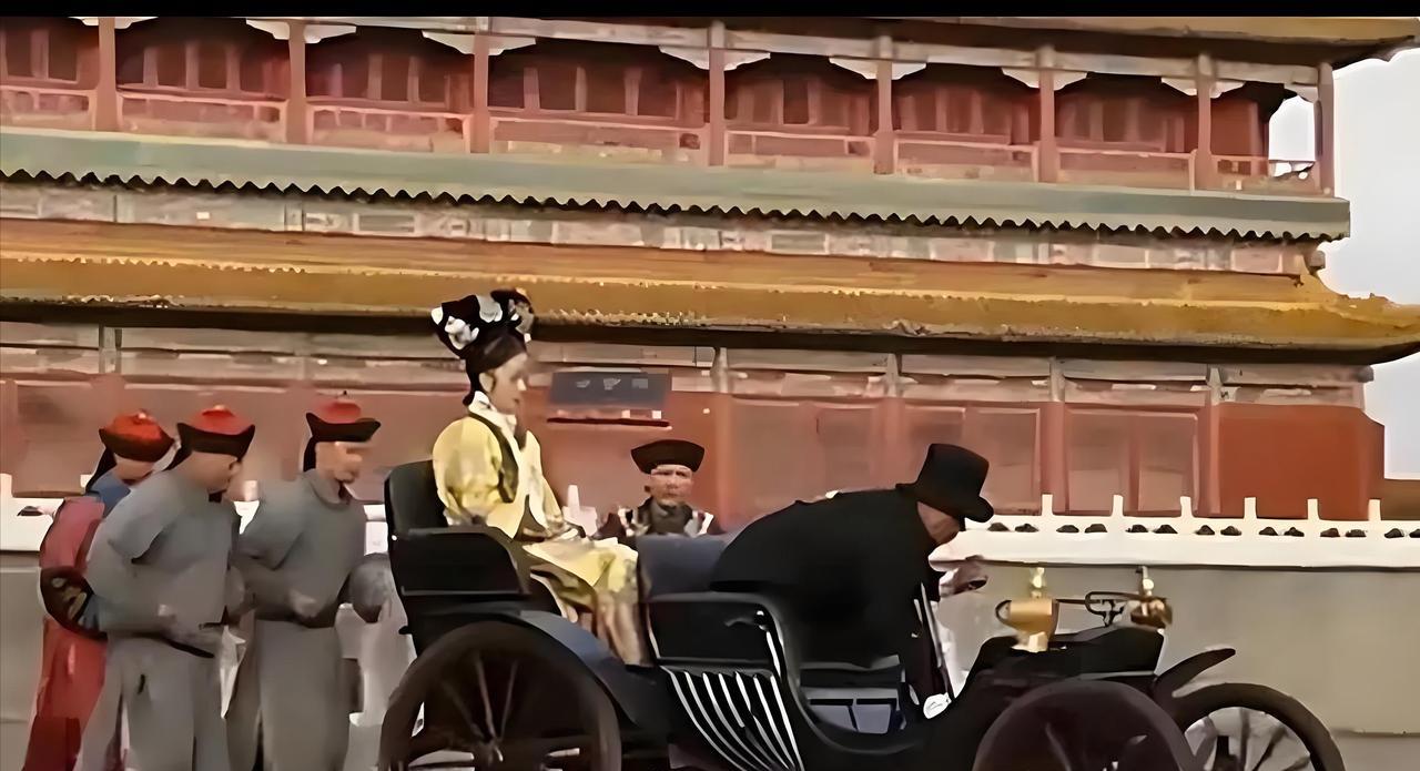 1902年，袁世凯花万两白银给慈禧买了辆进口汽车。慈禧问：“这车跑得这么快，要吃
