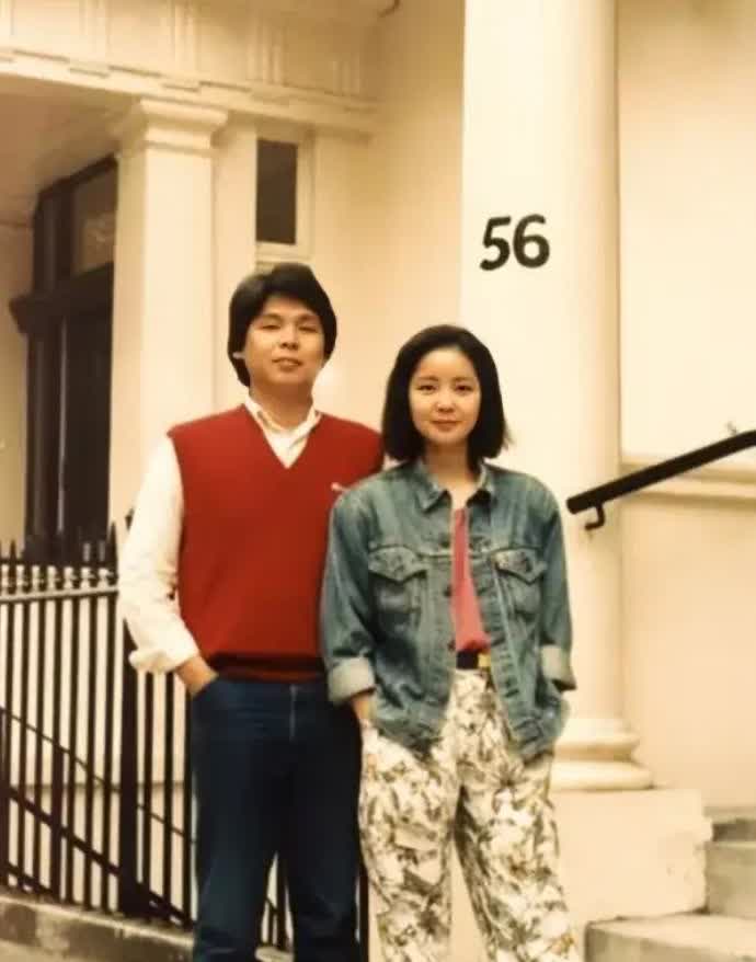 1984年，邓丽君和弟弟邓长禧在英国，留下了这张挺好的照片。那时候邓丽君31岁，