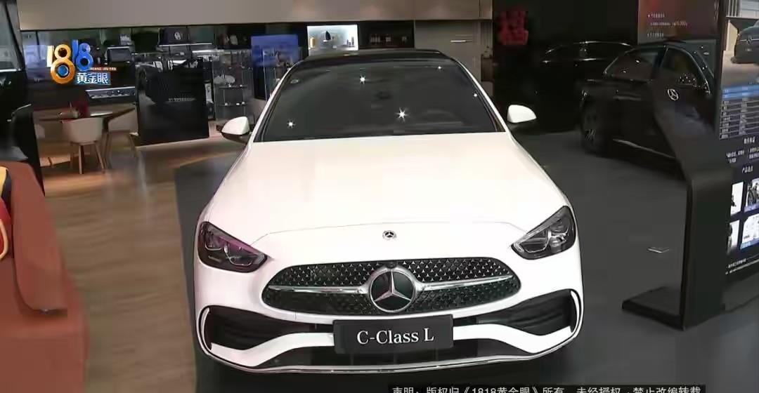 重庆，男子为了回家过年有面子，到4S店订购了一辆奔驰C350eL，他和销售主管讨