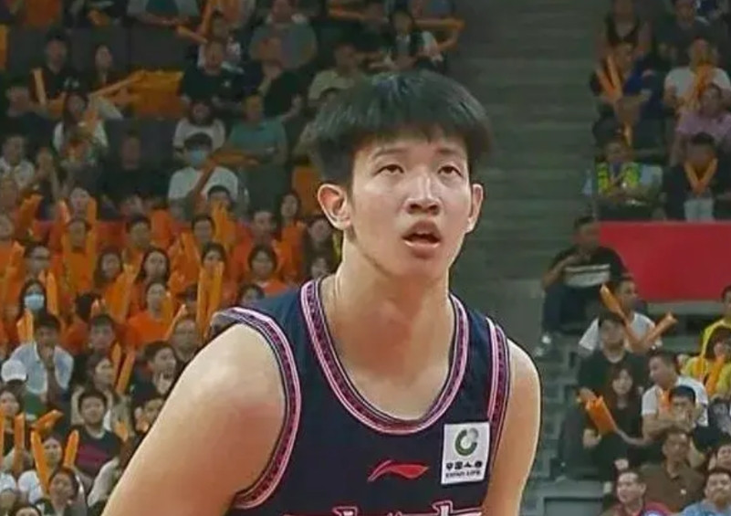 对黄明依来说，有“一好”“一坏”两个消息。好消息是连续两场进入12人名单，哪