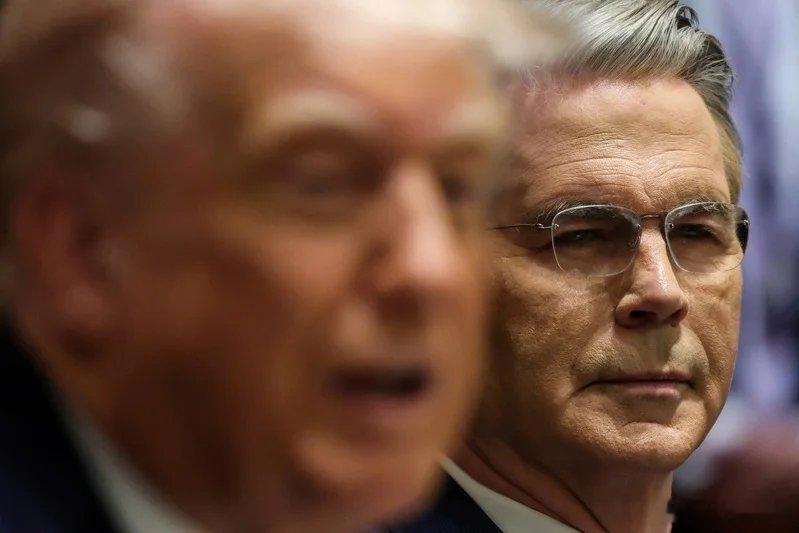 贝森特抨击财经专家不懂经济，只会胡咧咧。他说，美联储养了几千名博士经济学家，给予