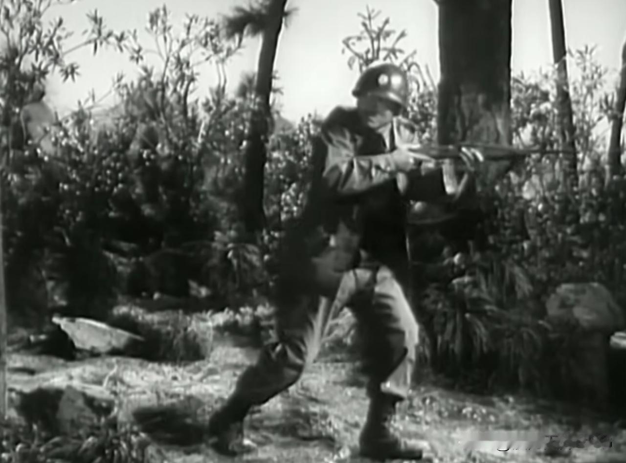 我记得二战老电影里，美军士兵使用的步枪打完最后一发子弹时，会自动弹出弹夹，发出一