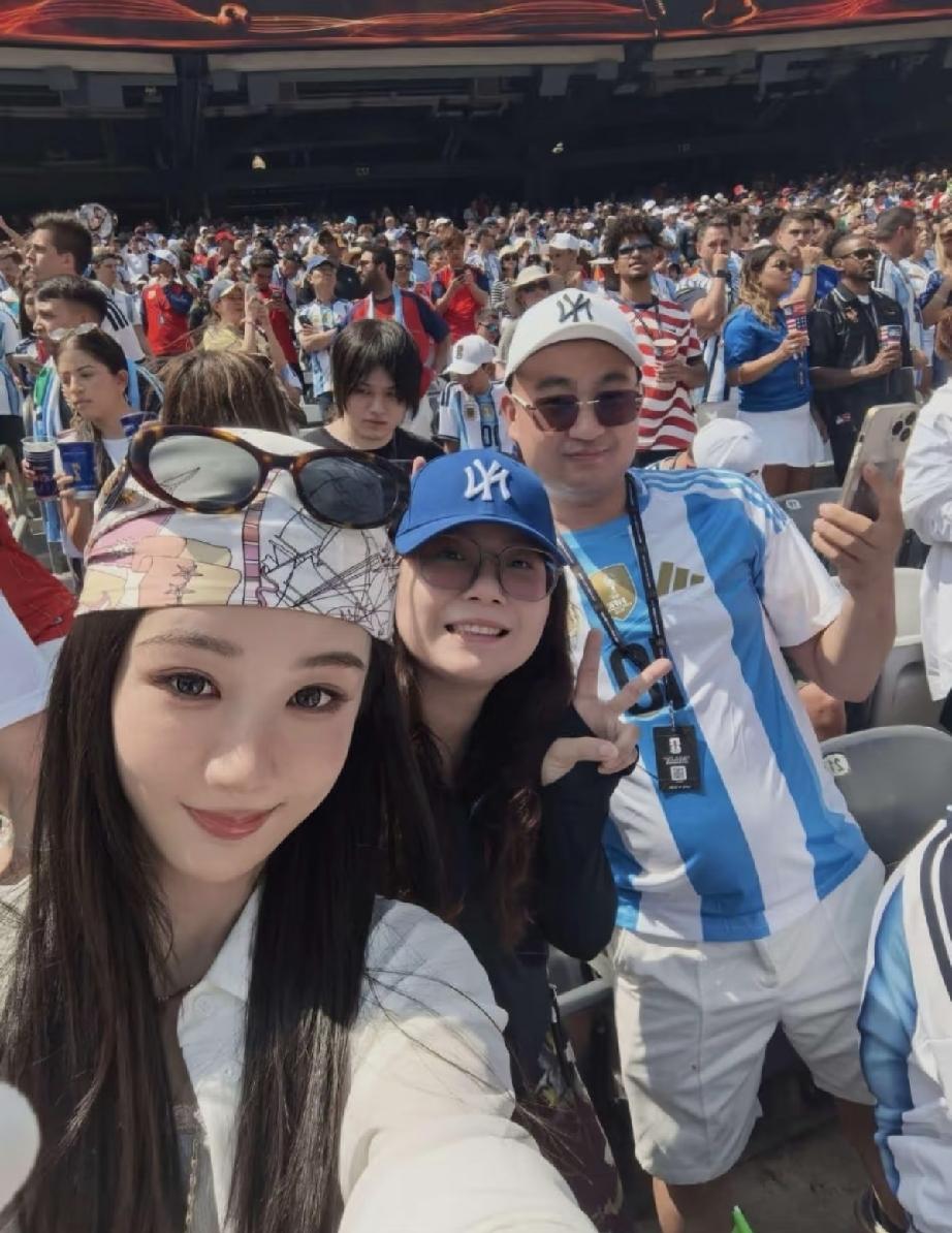 7月20日，杨紫与父亲一起现身世界杯决赛现，杨紫五官变化太大快认不出来了，脸变圆