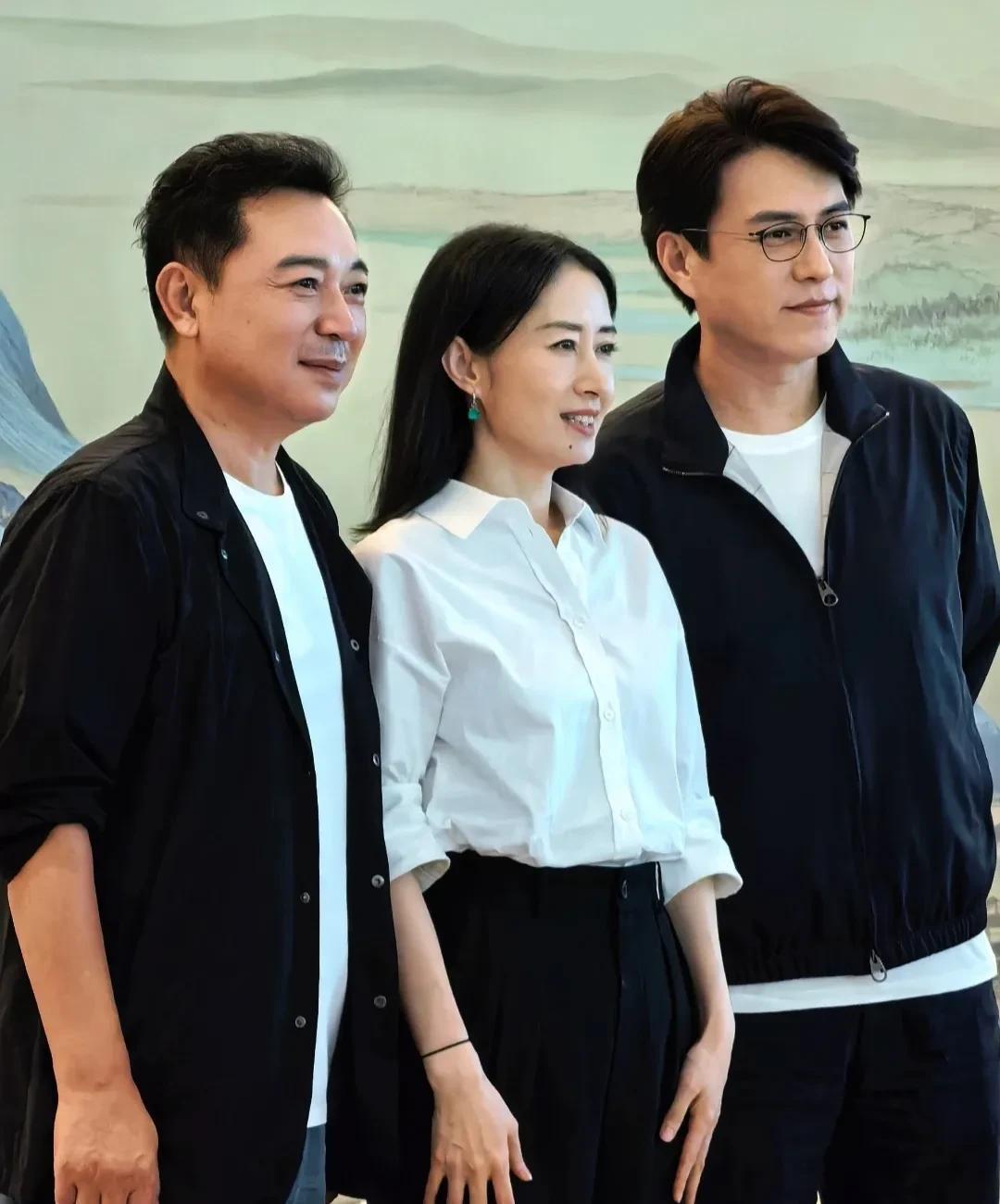 “明家姐弟”现身重庆。演技派靳东和刘敏涛，现身重庆，准备出演话剧《温暖的味道》