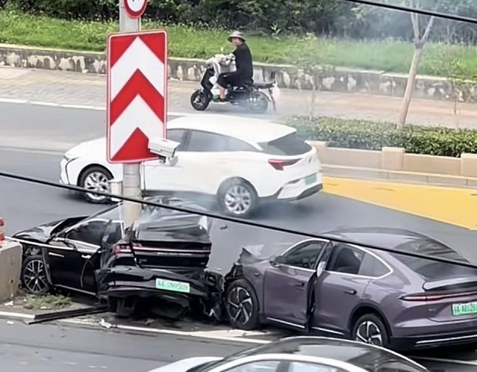 南京栖霞大道发生一起车祸，一辆比亚迪和蔚来ec6发生车祸，最后两车都烧着了。刚