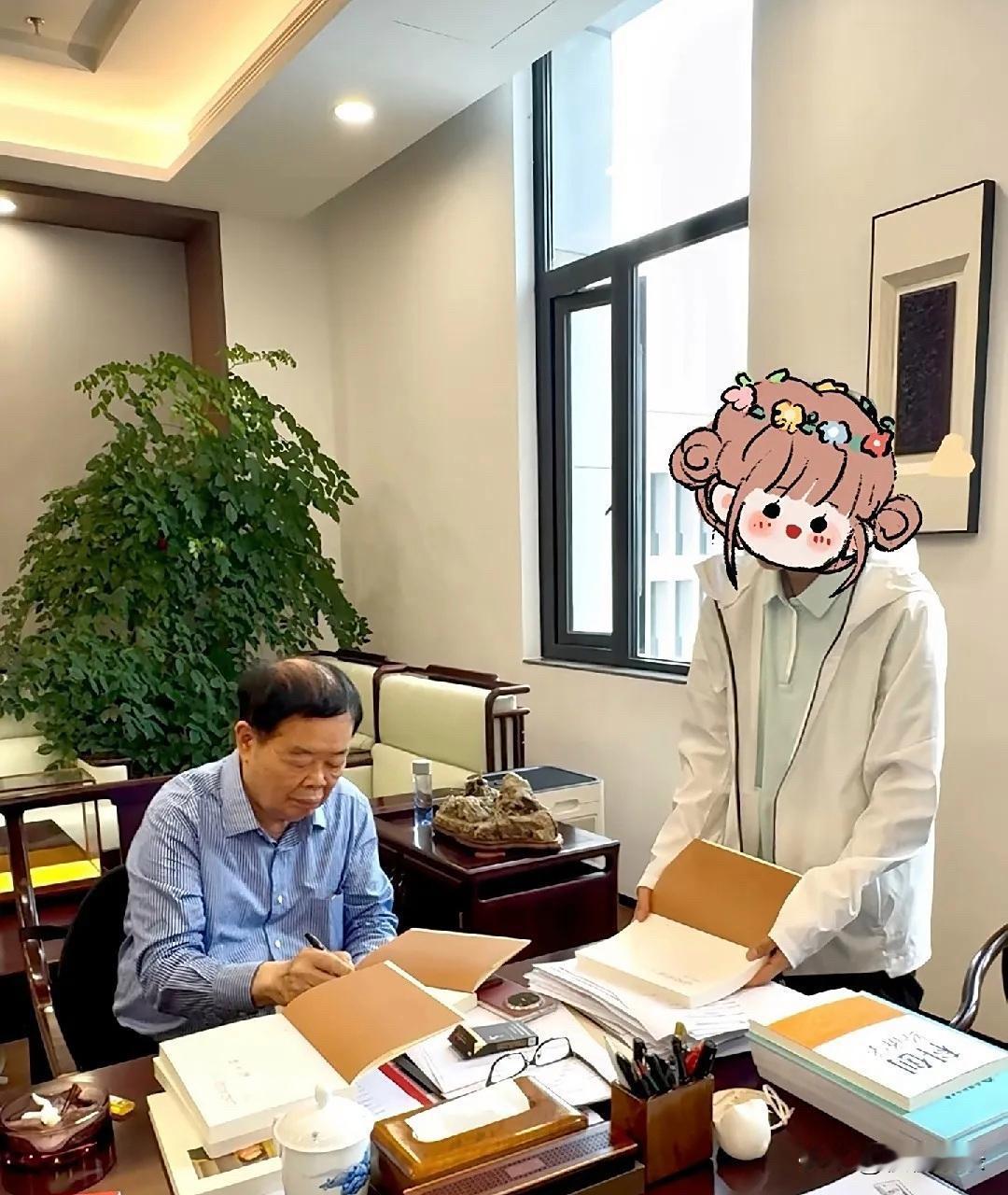曹德旺在福耀科技大学的办公室，跟企业的办公室区别确实挺大。企业办公室的桌子上放最