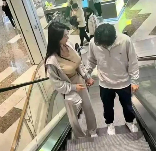 好福气，找了个这么漂亮的女朋友。