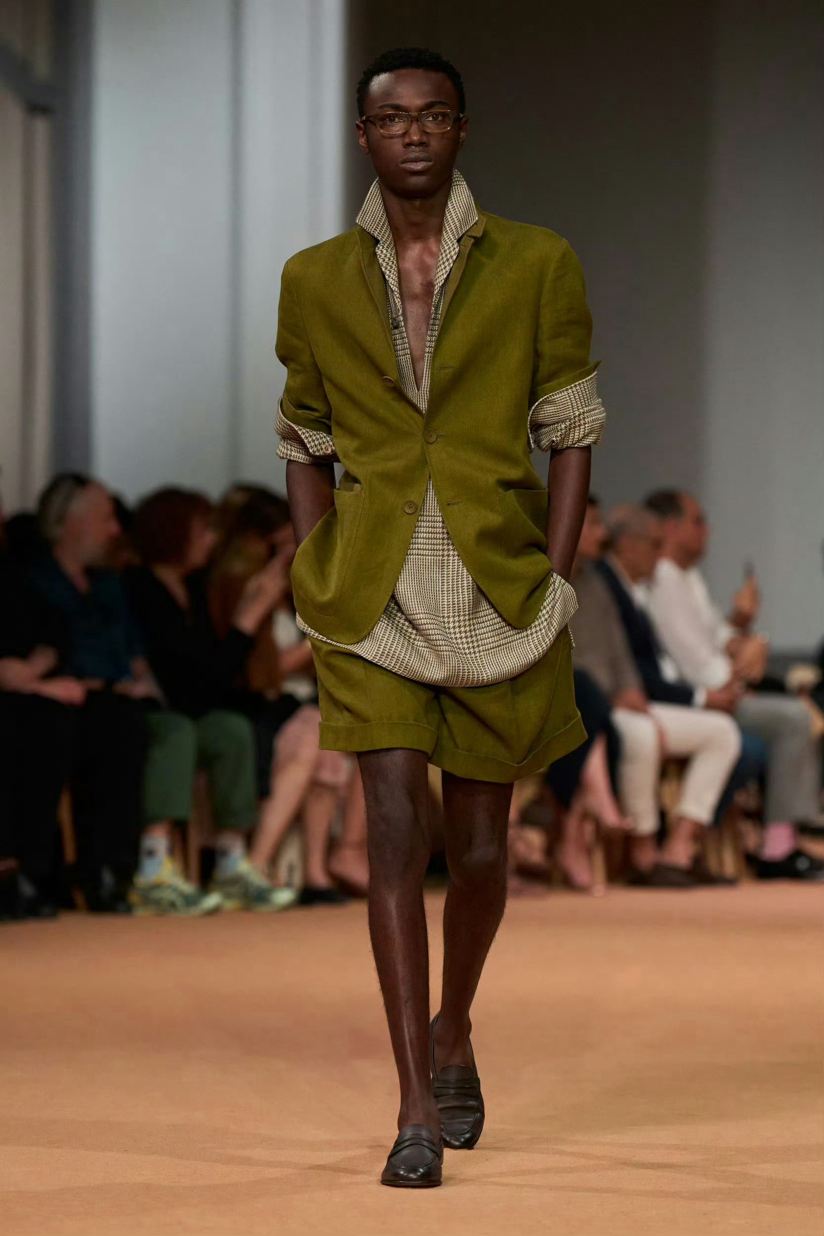 贺峻霖×VOGUE山谷假日小贺造型路透，身穿ZEGNA2026春夏系列