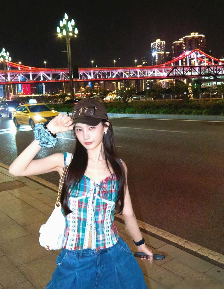 女明星私底下到底有多敢穿？看李一桐在重庆这组图就懂了。9月12日，李一桐甩出