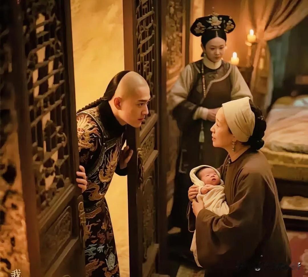 一天，皇太极刚宠幸完孝庄，就赶去看望生产的海兰珠。他一边扒着门缝往里看，一边不停