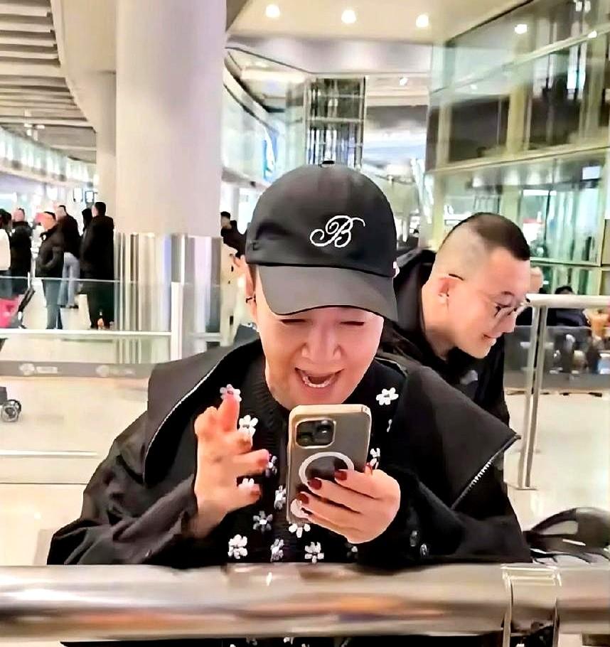 别再傻傻地跟婆婆硬碰硬了。前几天宋丹丹在机场激动得又蹦又跳，就因为儿媳王博谷