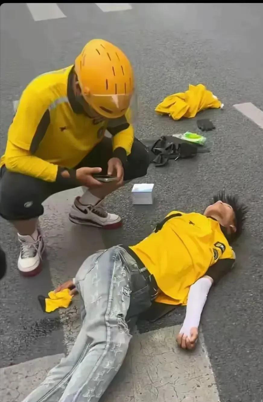 19岁，第34单，命停在红灯前。外卖箱还在冒热气，他却再也按不了“送达”。