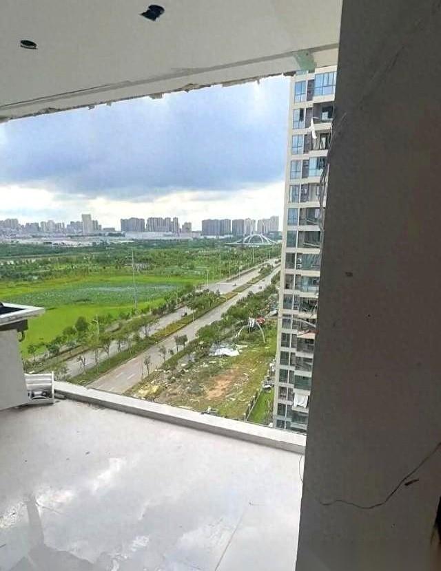 门“砰”一声被风吸住，我再也拉不开。我抱着孩子被死死锁在12楼的卧室，墙的另一