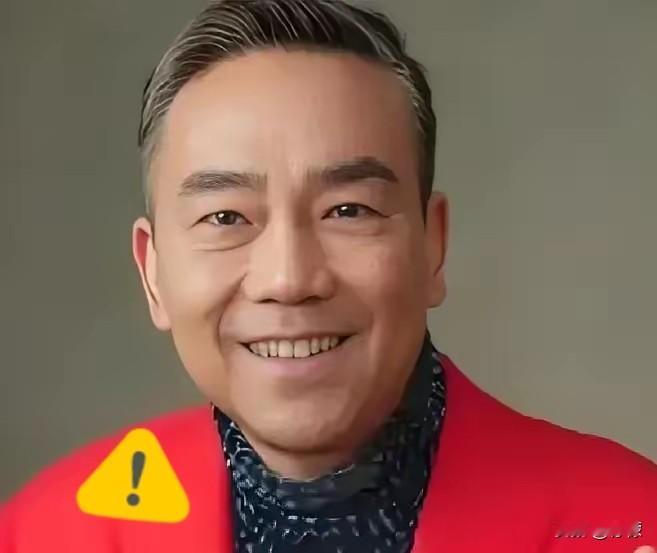 一把几十块钱的简易折叠椅，杨议就这么坐着开启直播，随口抛出一句郭德纲已经被官方