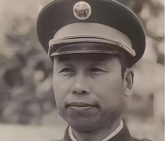 他是老山战场上主动放弃晋升、最终转业返乡的师长，只因对着军区首长激动道出“首长，