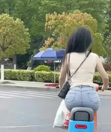 小姐姐骑得是真的快，根本追不上！​