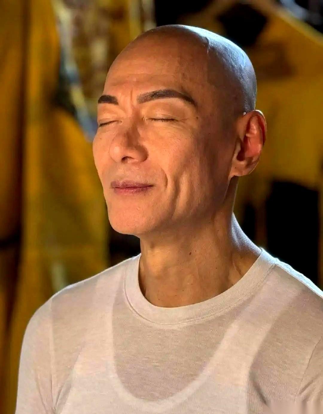 翻开香港演艺圈的旧档案，提起江华这个名字，很多导演的第一反应不是他那张拿过金像奖