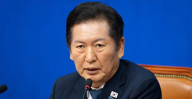 韩国共同民主党党首郑清来于20日针对内乱特检组决定以“平壤无人机入侵嫌疑”传唤前
