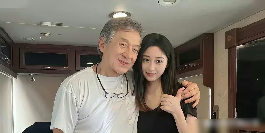 这是成龙女儿吗，看起来很漂亮