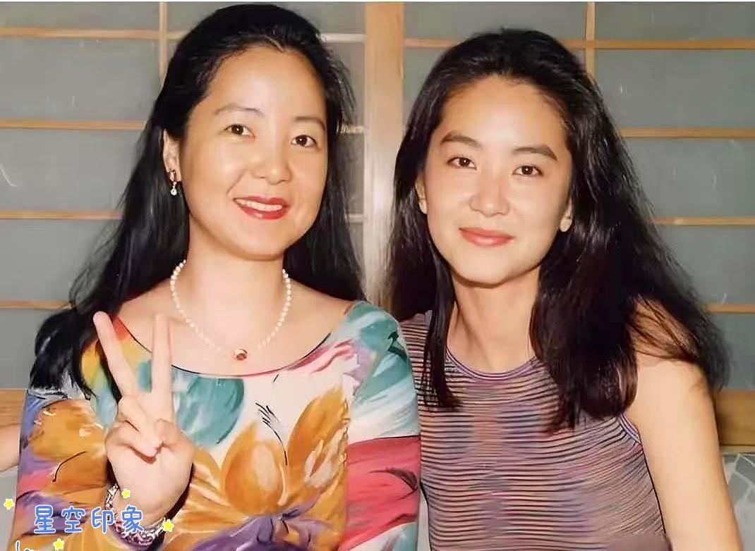 想起那张海边合影时，风像是从法国吹回来的。林青霞和邓丽君，读同一所中学，师姐带