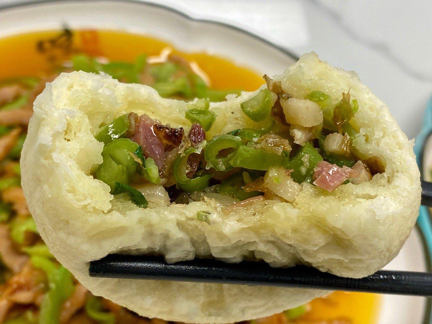 这家网红川菜馆，包子最好吃。（腊肉和酱肉）​​​