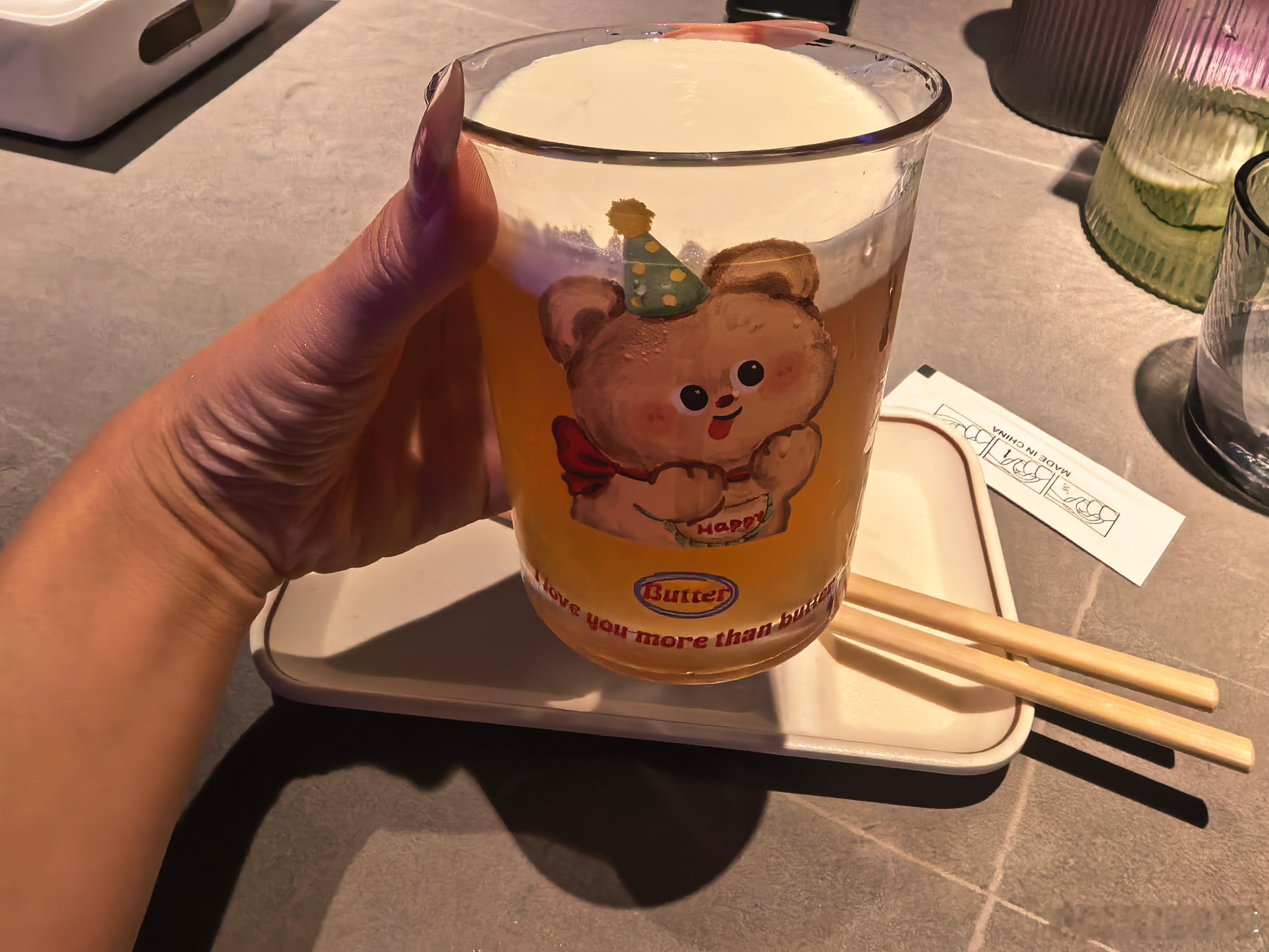 我的粉丝们都饿了吧？啤酒加奶盖真的无敌好喝[吐舌头眯眼睛笑]​​​