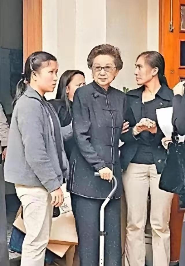 2007年，83岁的夏梦拄拐缓步走向丈夫林葆诚的灵堂。昔日“东方赫本”的明眸已蒙