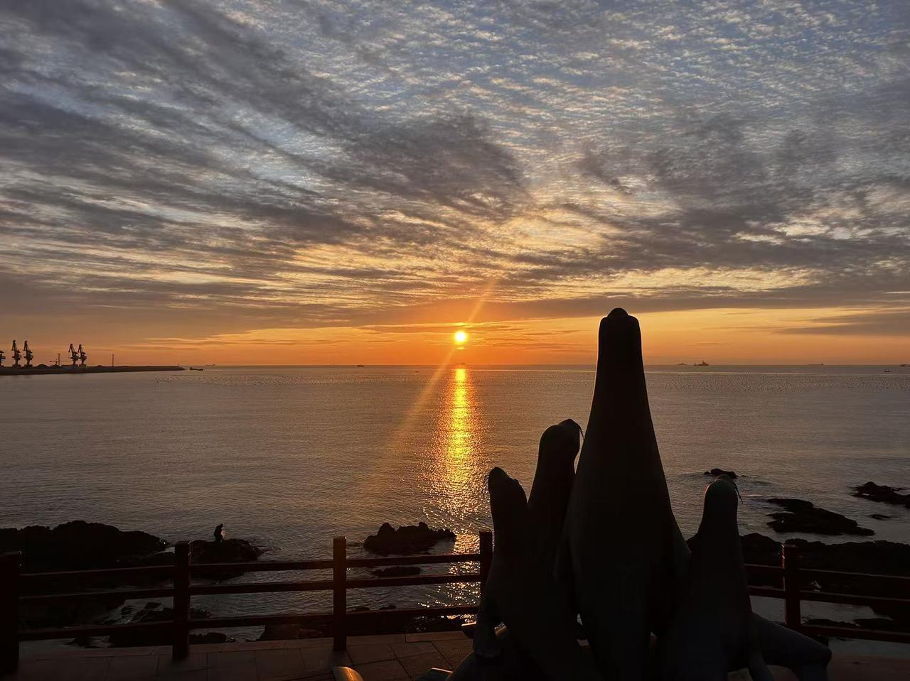 晒图笔记大赛日落海滩，海天一色，宁静而美丽