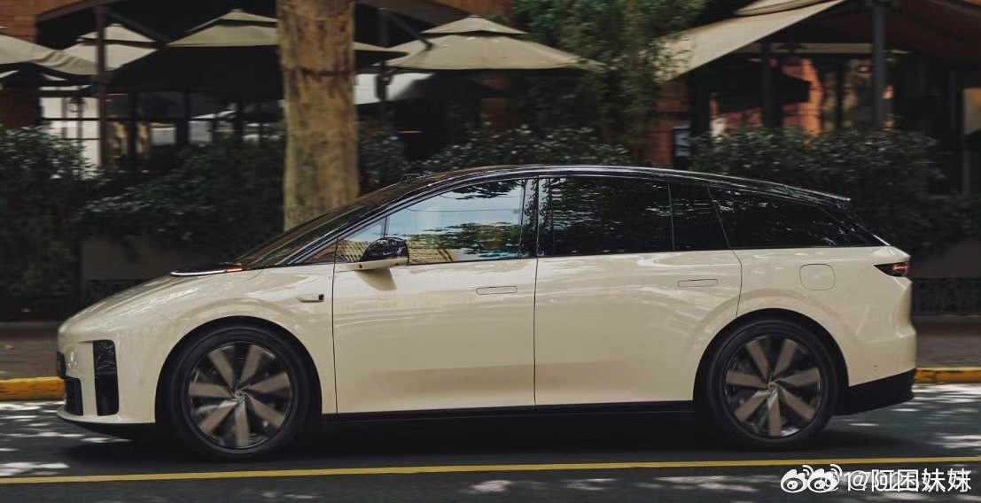 朋友前段时间还想买车，在纠结买新的还是二手，结果挑了个二手的还小20万，最后想想