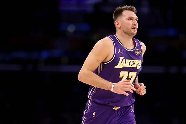 老詹回来东契奇的球权占有率不降反升持球大核+节奏慢+无防守推不起来反击在球