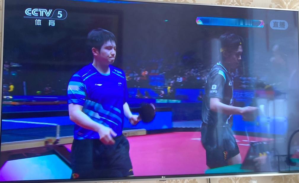 大头败了，小胖胜了，小胖技术全面，反手强，变化多，会用巧劲，耐力强，大头一味抡大