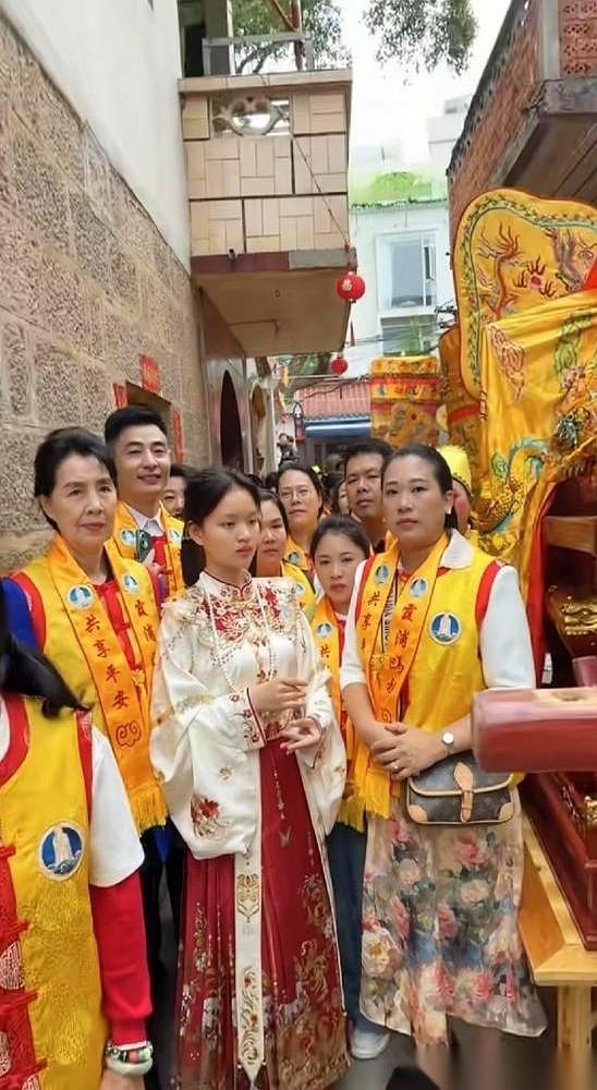 几千万片酬的刘涛，输给了一个分文不取的小女孩。一头是刘涛演的妈祖。开拍前，拜了