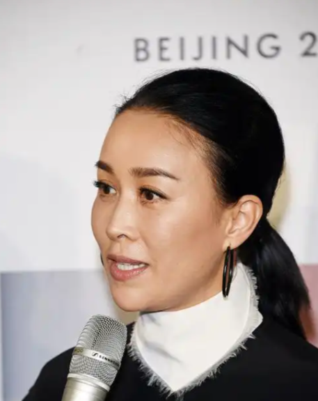 2004年，那英花了4000万在北京开了一家酒吧，结果有一天遇到一个开着豪车来喝