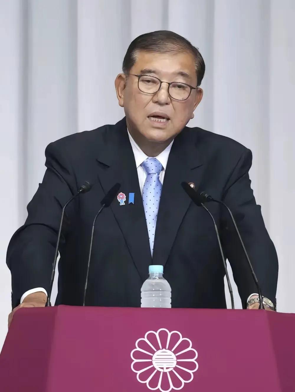 日本前首相石破茂下台了，也敢说真话了，近日，石破茂在国会演讲的时候说：日本教科书