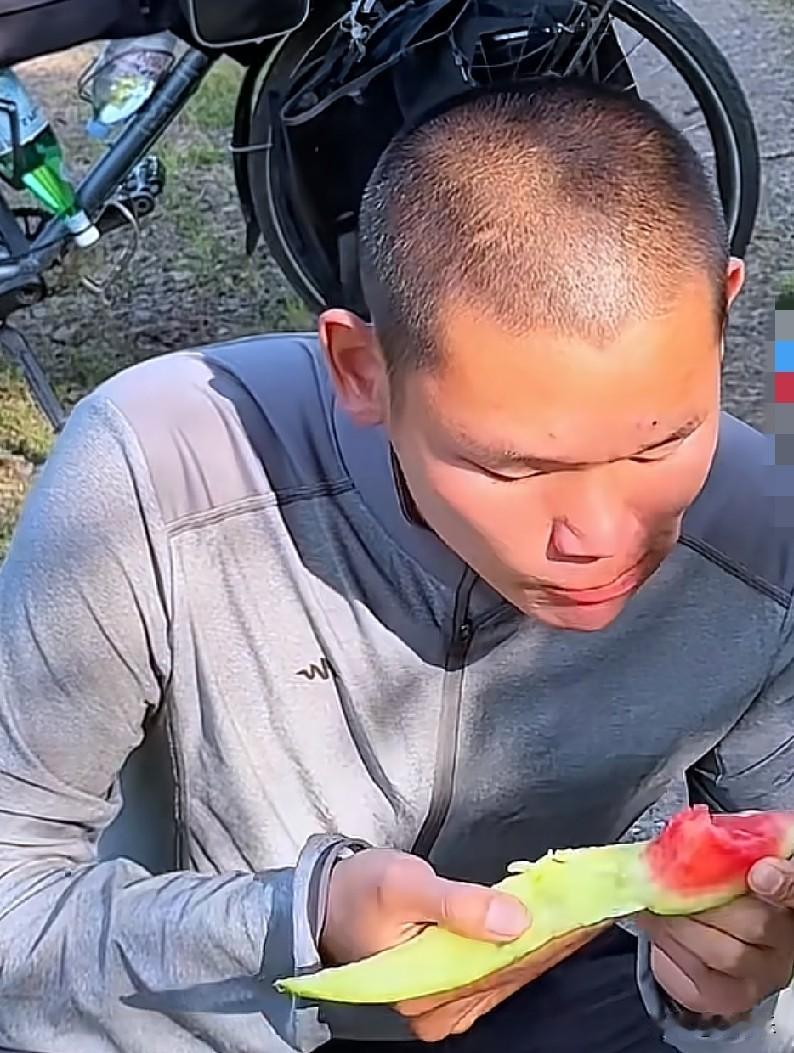 被这张照片震撼了！节省到连西瓜皮都不浪费，广西洪灾却大方的捐出一百万，骑行青年博