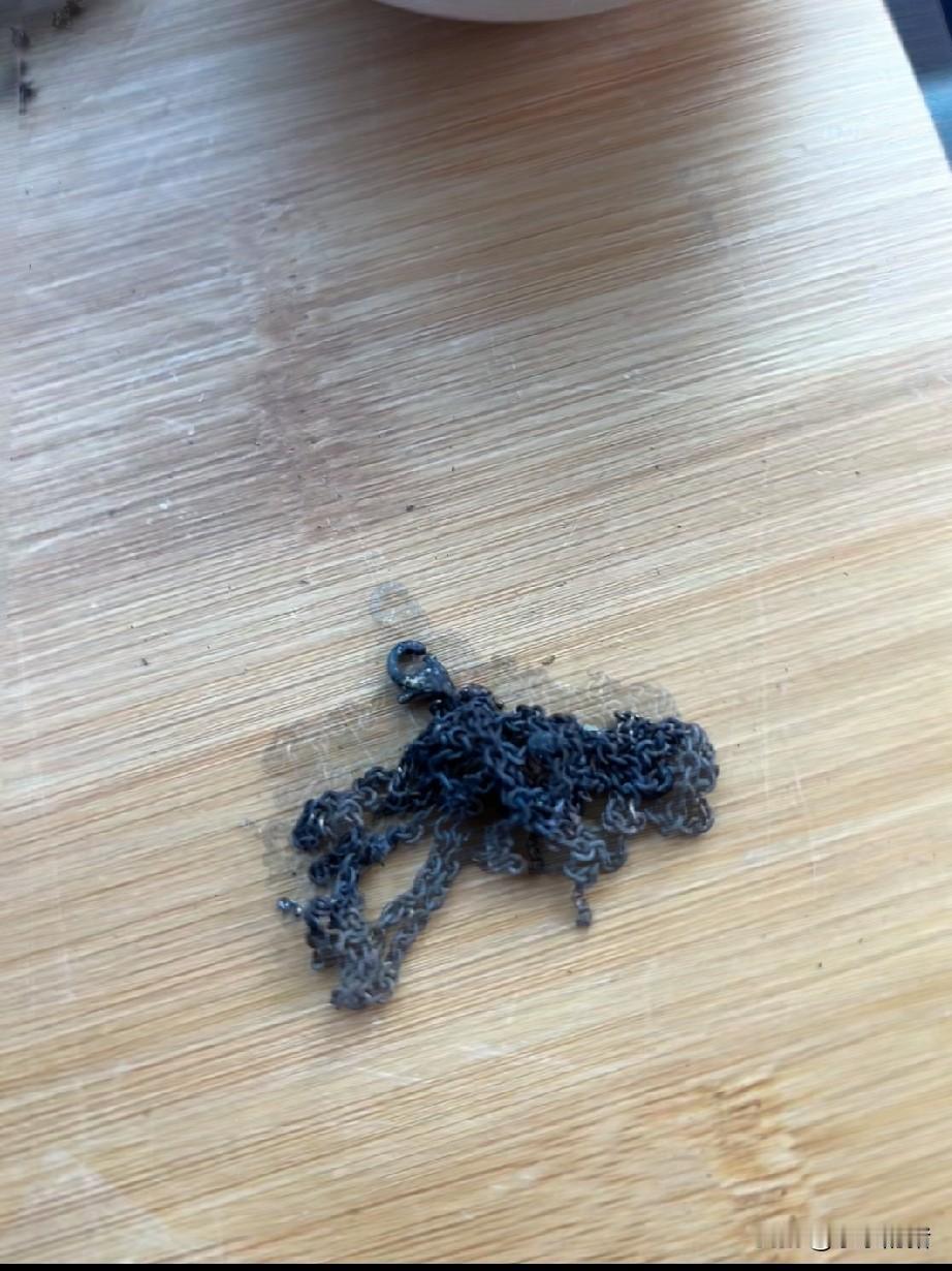 前几天婆婆出去溜达，遇到一个妇女拿着一条金项链说是捡的，神神秘秘的问婆婆是不是她