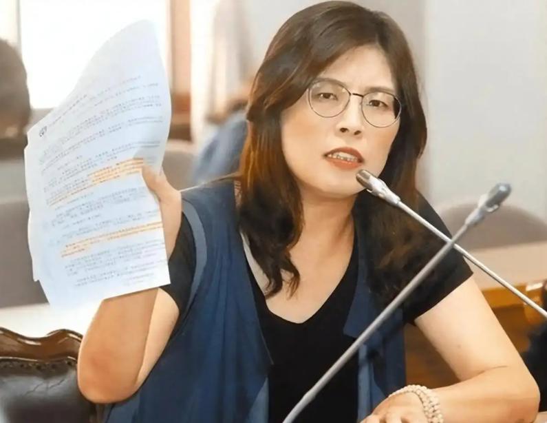 郑丽文别傻了！国民党是锅烂粥，她一个人怎么力挽狂澜？郑丽文的选择确实很