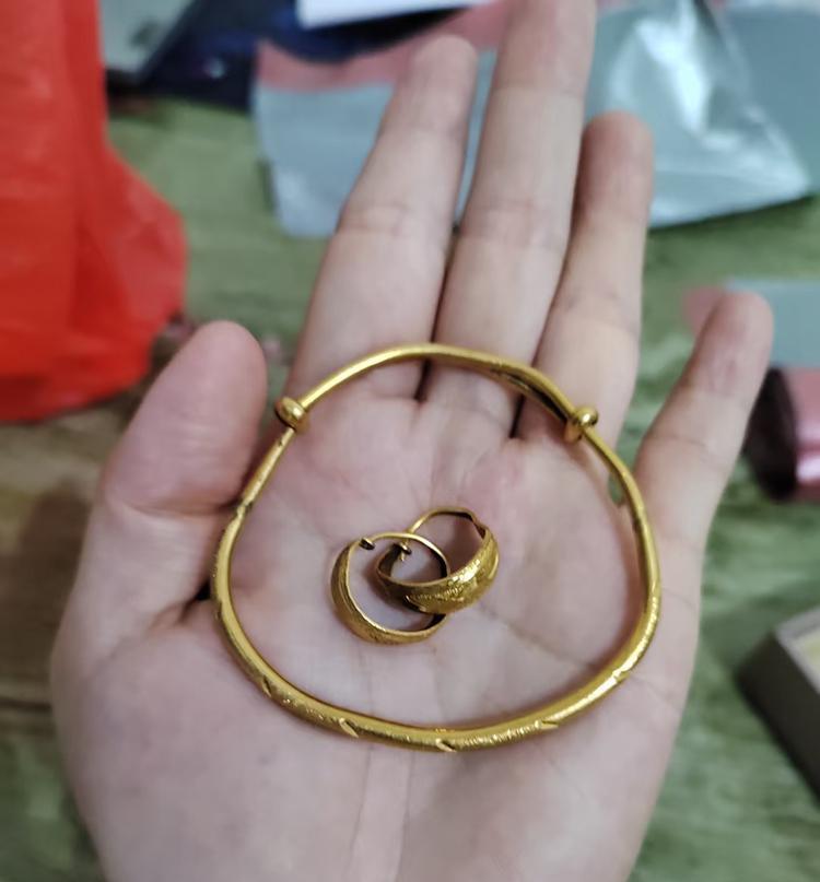 十几年前买给奶奶的，现在又回到了我手里……那时候刚刚工作，攒了大半年的钱才买下