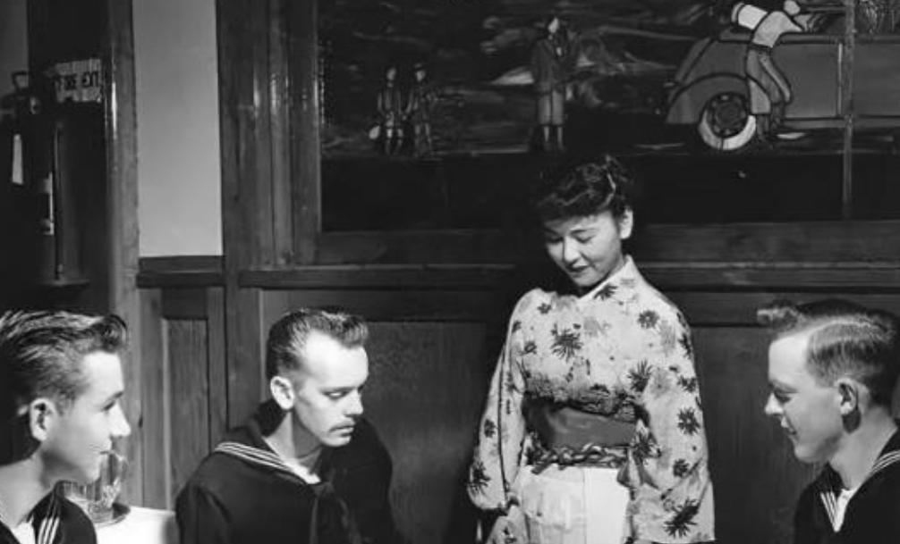 1945年，战败后的日本，招募了一批平民女子，专门为驻日美军提供服务。其中的雪子