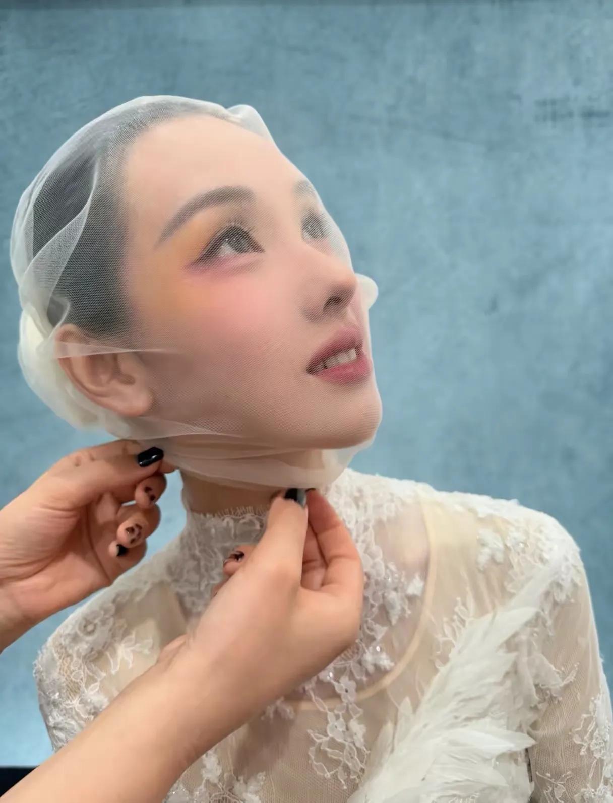 陈都灵拍了一组杂志，一位艺术家博的点评，居然有10000多赞。他评论说:“这美