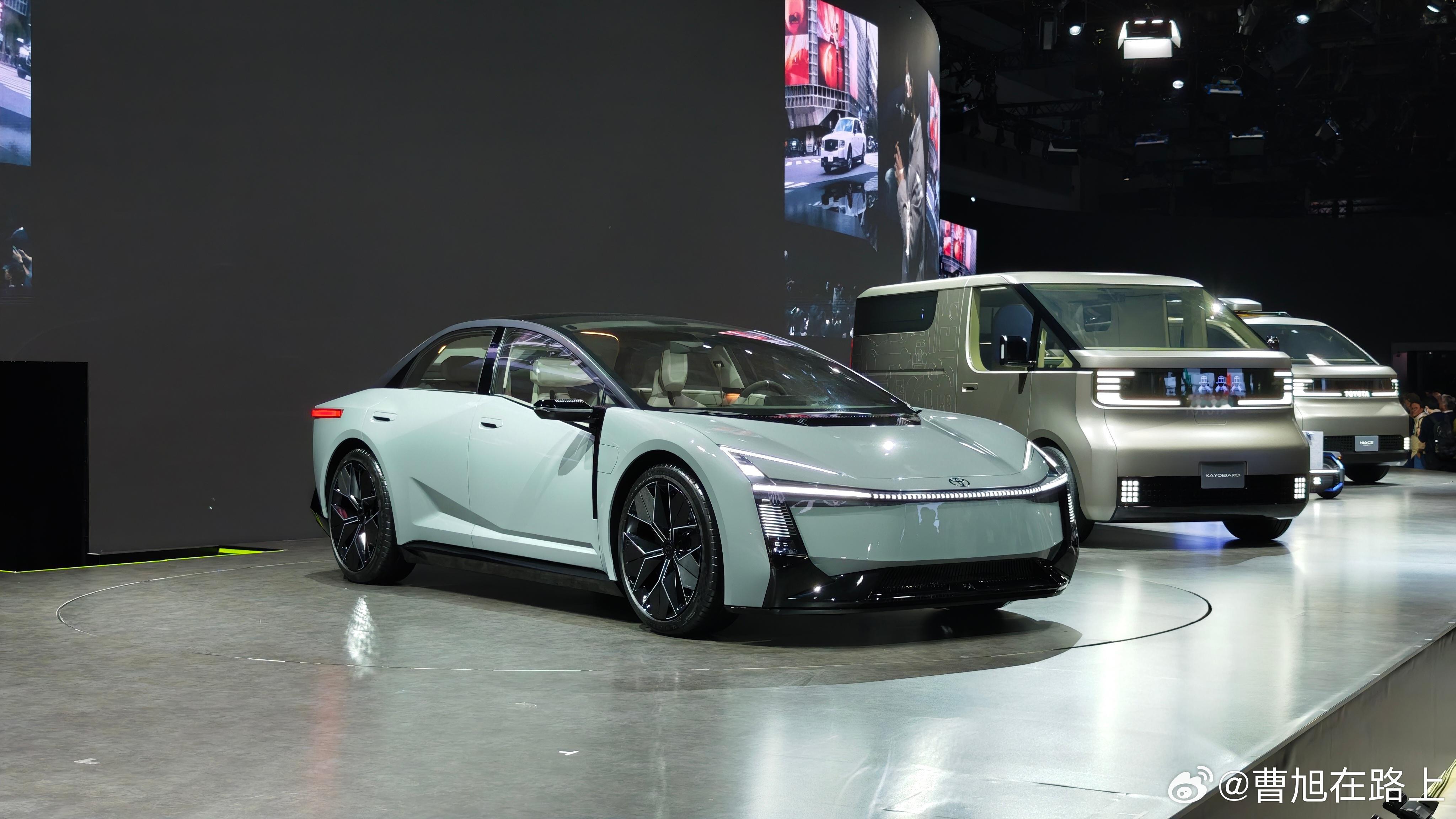 现场实拍一组全新丰田卡罗拉虽然是一台概念车卡罗拉但是丰田的一贯风格就是概念暨量产