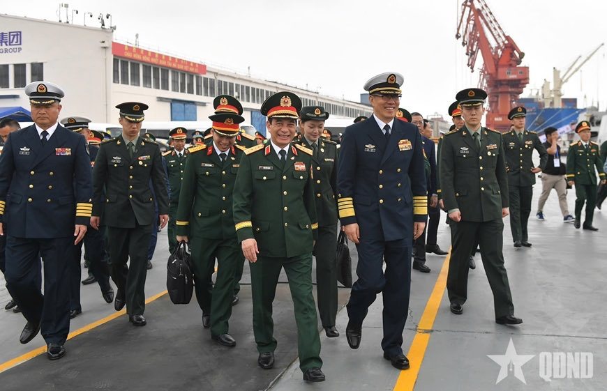 越南媒体：今天（19日）上午，中越两国国防部长在广西防城港共同出席了两国海军北部