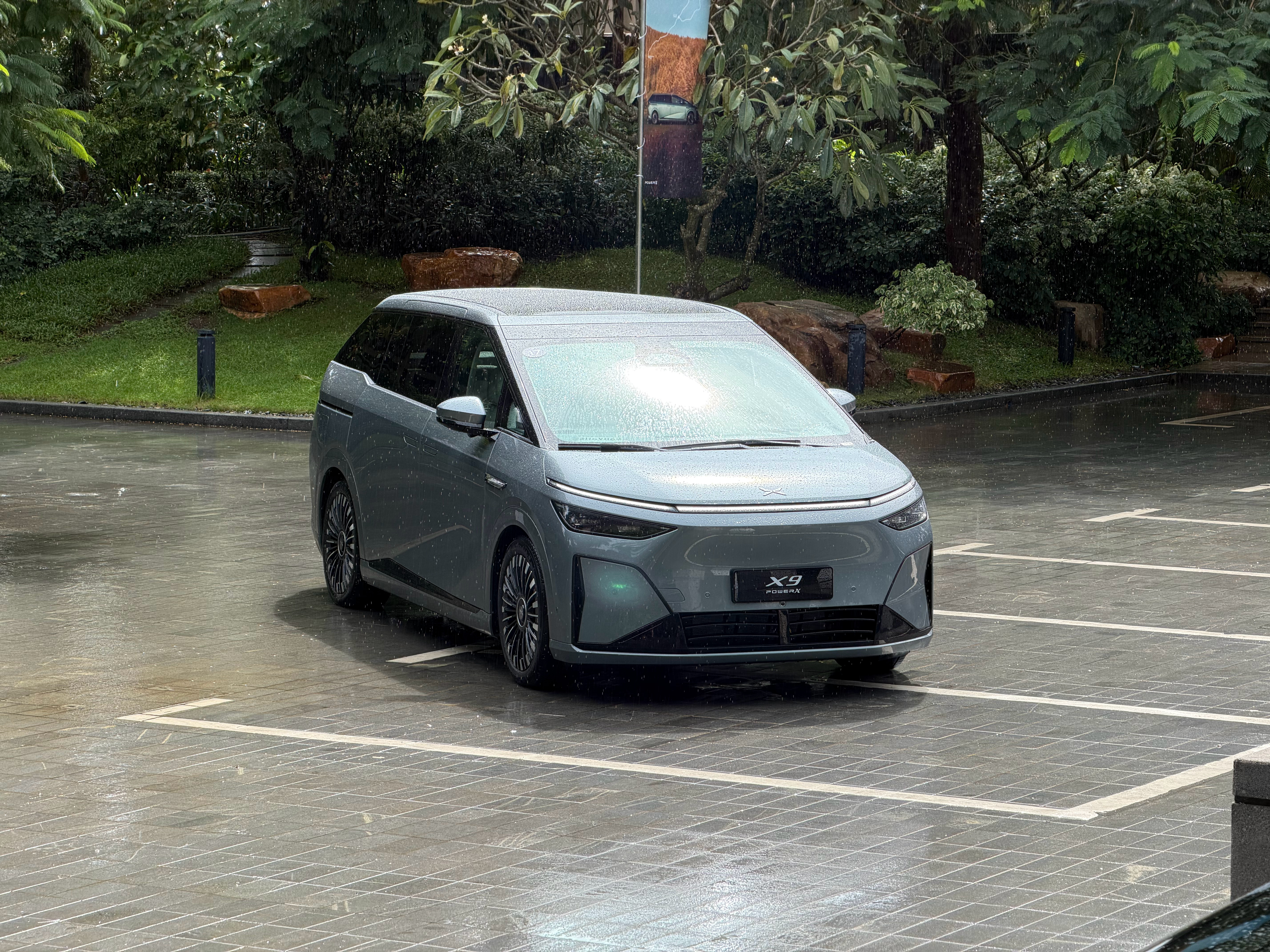 极青色的小鹏X9超级增程，颜值打几分🤔1602公里续航的小鹏X9超级增程来了小