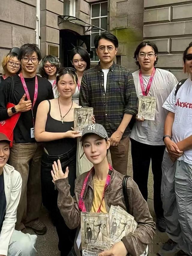 靳东现身伦敦街头！老干部秒变合影景点太有意思事业上靳东算得上大器晚成，凭借