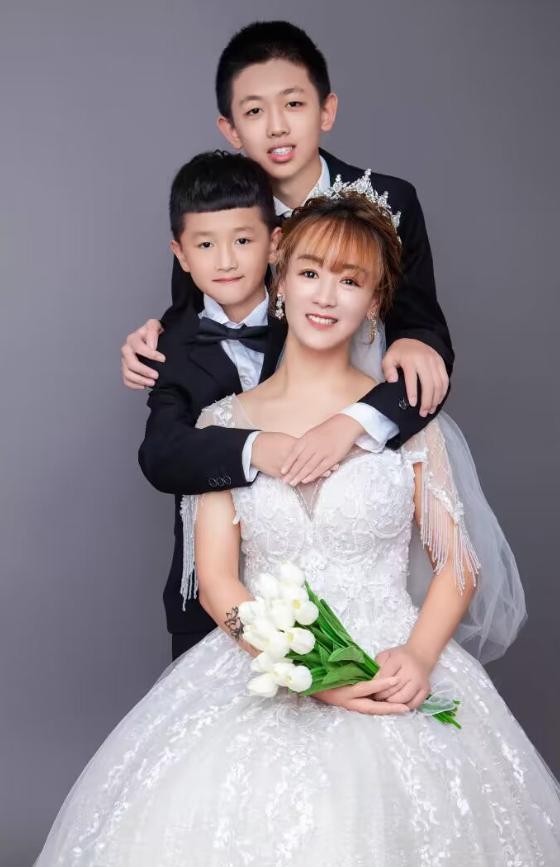 心酸又敬佩！法庭上，两个孩子的妈妈在开庭时，因选择孩子而犹豫不决。哥哥懂事让步，