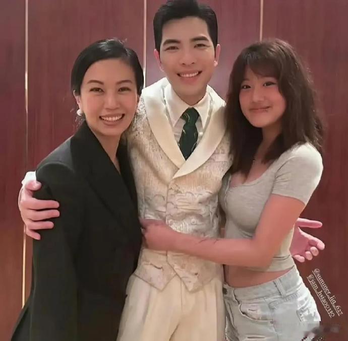 萧敬腾很有分寸感贾静雯女儿一看就很叛逆​​​
