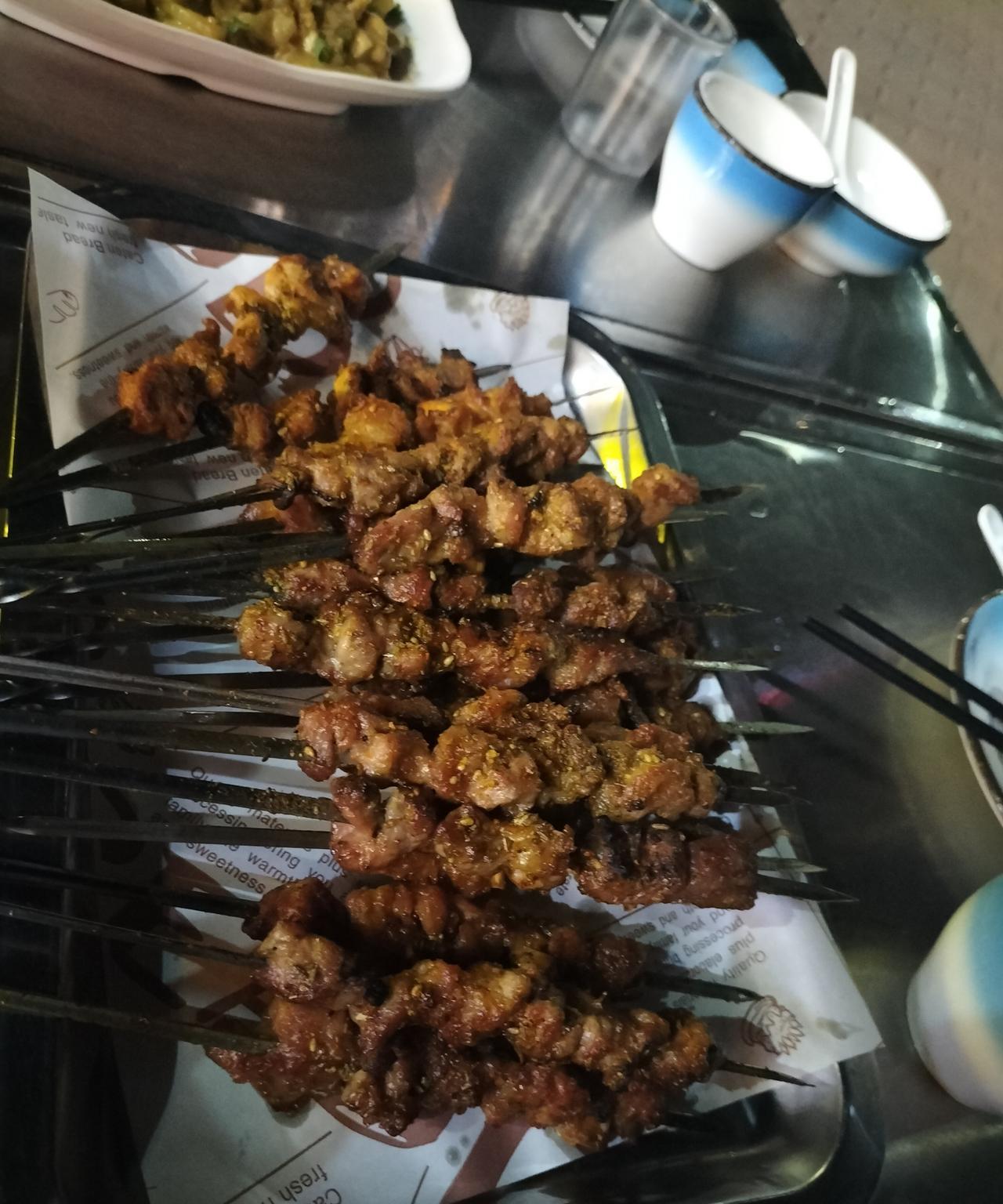 这个年纪吃羊肉串，几串就好，尝尝味儿，解解馋。昨天朋友说吃个饭，约了一个老店儿